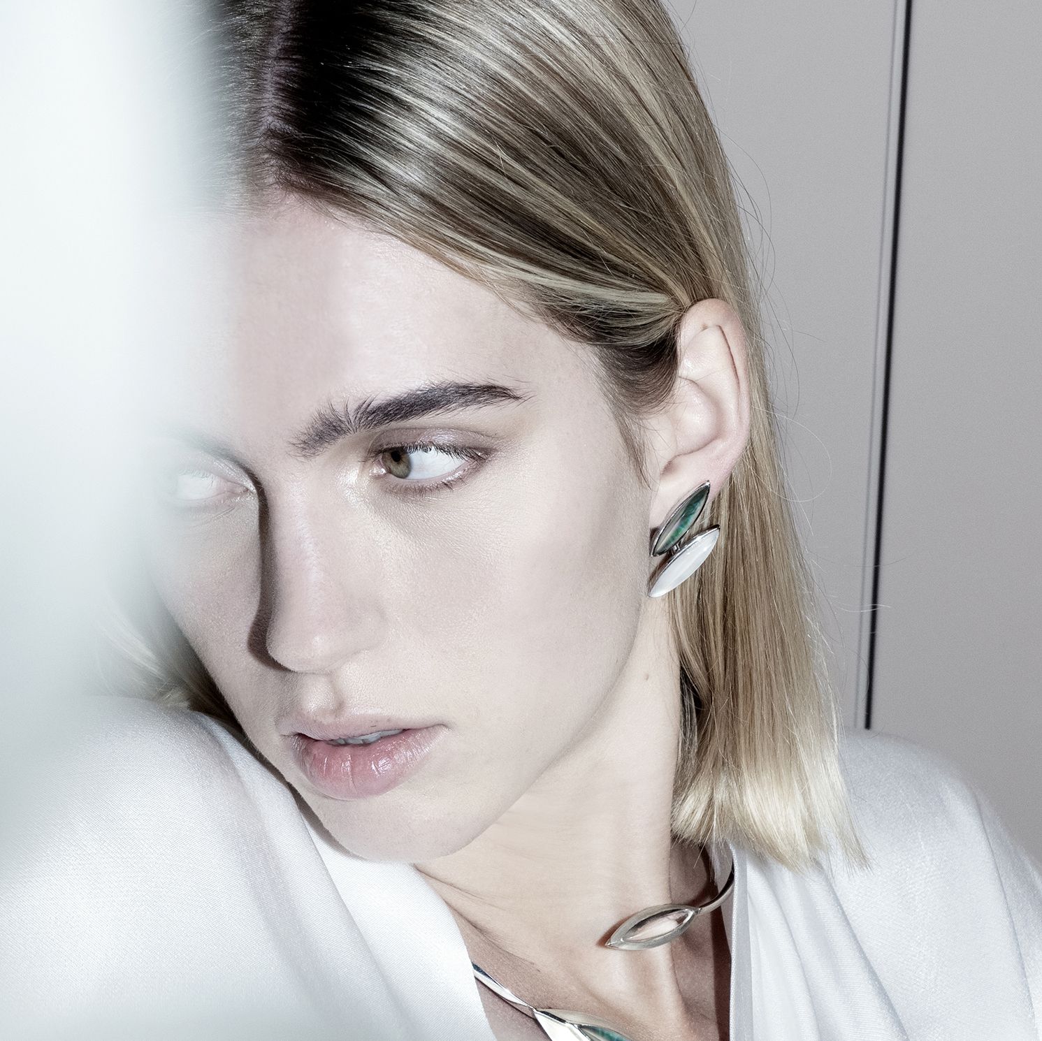 'Navetta' piercing earrings AURUM | OR PRCNARG VERDE MOP BIA