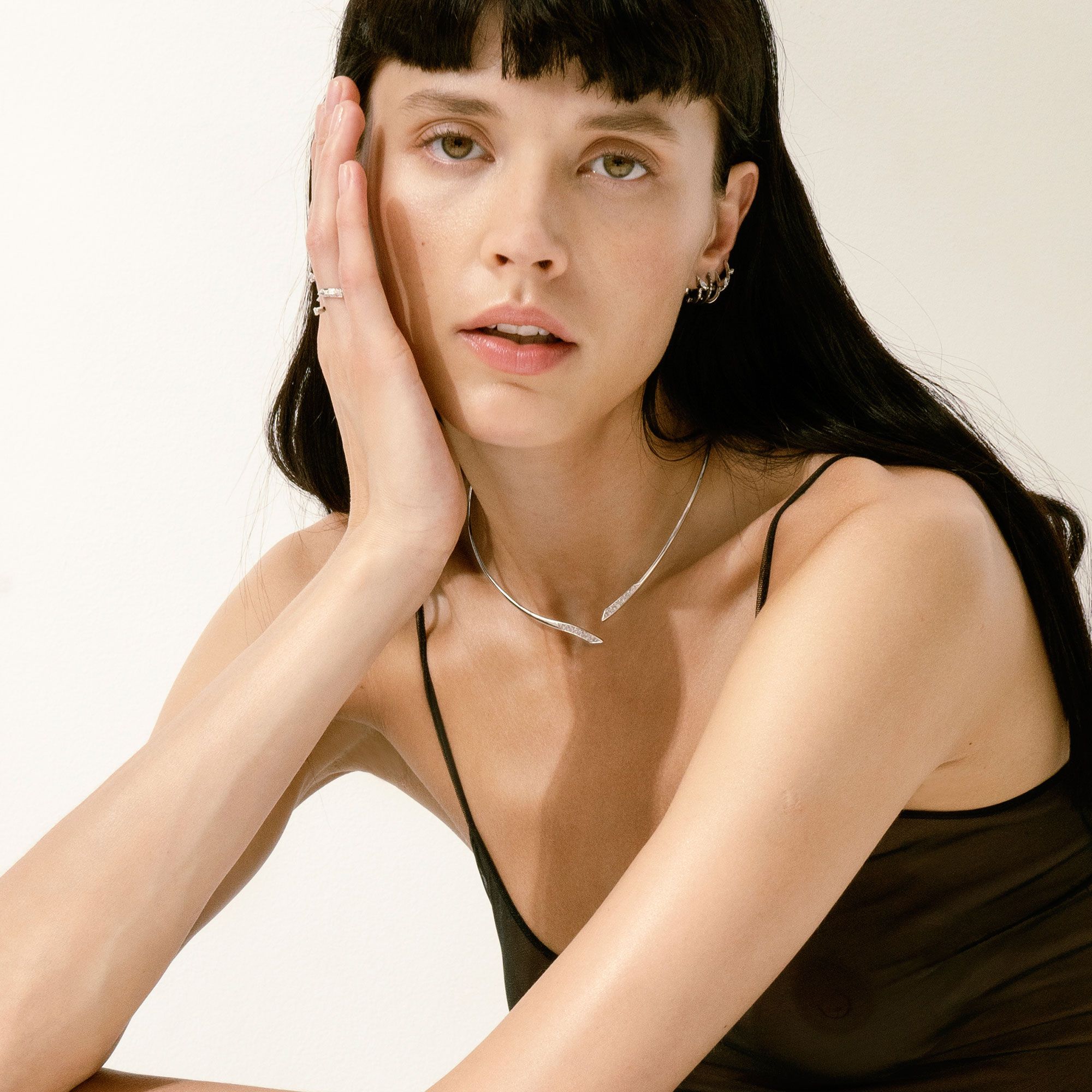 Black 'Balance' hoop earrings BALANCE | OR OVAL XSAU18N CT. 0,11